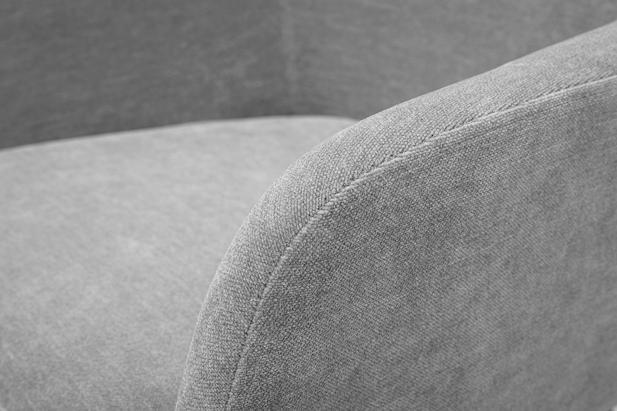 Gros plan sur le dossier en tissu effet velours gris d'un tabouret de bar AMIKA, noir et blanc.
