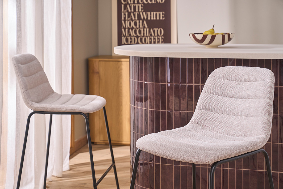 Tabourets de bar en tissu effet velours textur� beige et m�tal H64 cm (lot de 2) SAURY