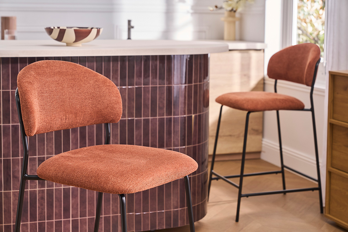 Tabourets de bar en tissu effet velours textur� terre br�l�e H64 cm (lot de 2) BENTA