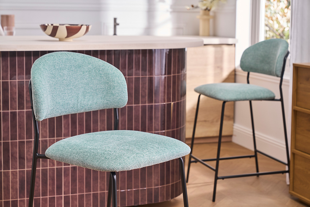 Tabourets de bar en tissu effet velours textur� vert c�ladon H64 cm (lot de 2) BENTA