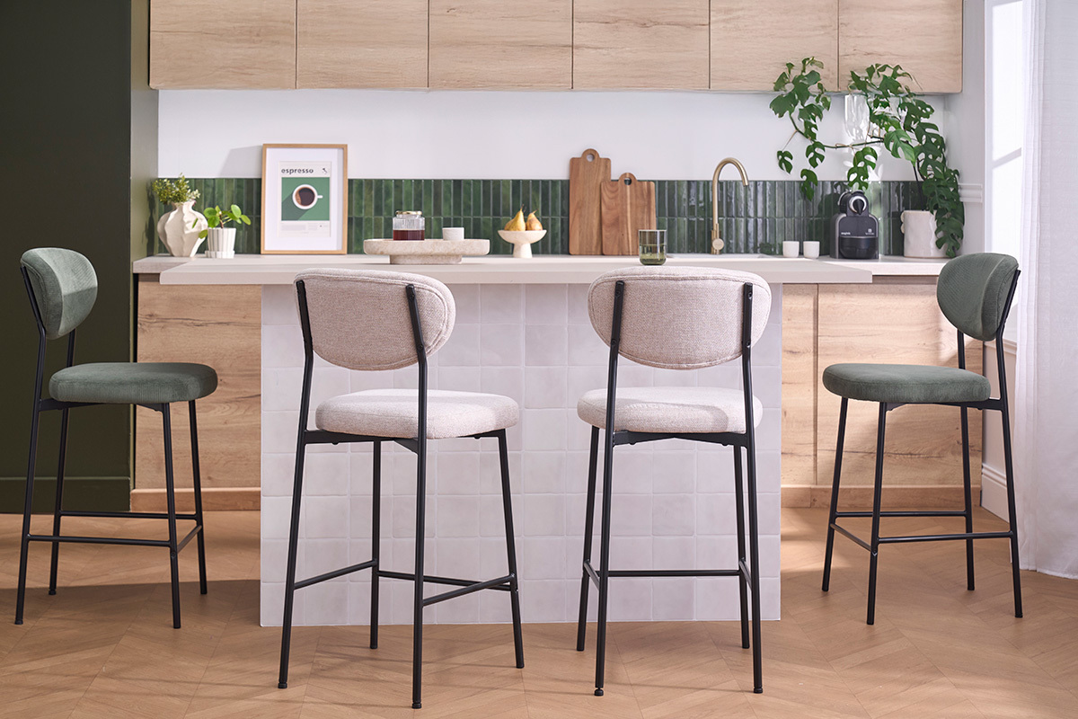 Tabourets de bar BREKA en tissu beige et m�tal noir autour d'un �lot de cuisine.
