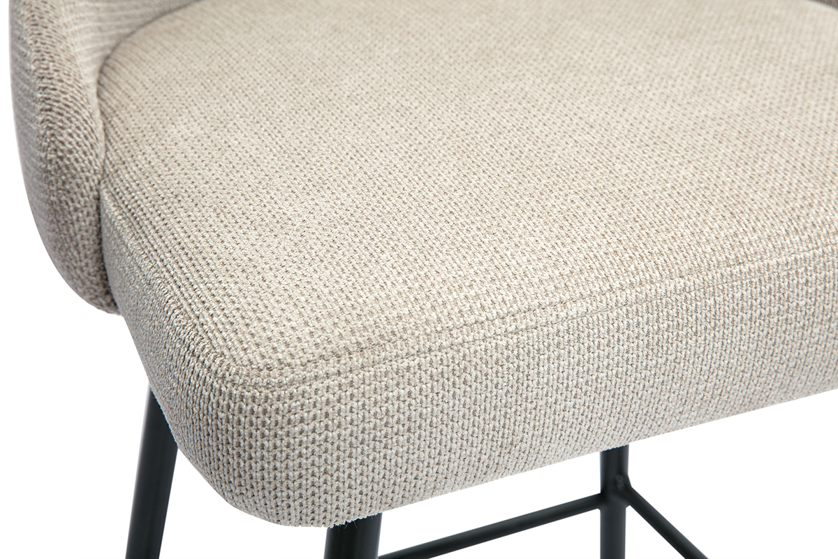 Gros plan sur l'assise textur�e beige du tabouret de bar HASTA avec structure en m�tal.