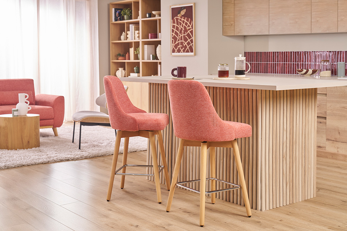 Tabourets de bar scandinaves terracotta et bois h�tre autour d'un �lot central, vue de c�t�.