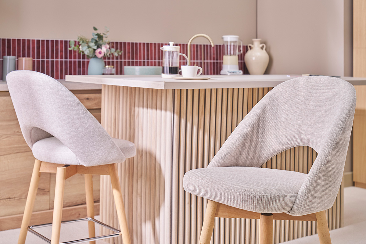 Tabourets de bar beige scandinaves avec pi�tement en h�v�a, devant un comptoir de cuisine.